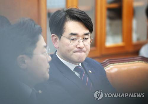 소위 개의 기다리는 박용진 의원 (서울=연합뉴스) 김주형 기자 = 7일 열린 국회 교육위원회 유아교육법 일부개정법률안을 논의하는 법안심사소위에 박용진 위원이 참석해 개의를 기다리고 있다. 2018.12.7      kjhpress@yna.co.kr  (끝)