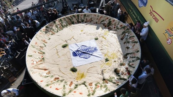 레바논이 2010년 1만450 ㎏ 에 달하는 후머스를 만들어 기네스 기록을 세웠다. [사진 CNN]