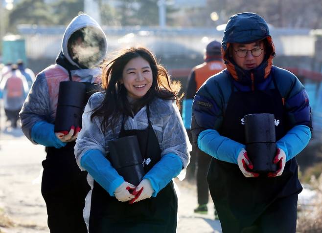지난 8일 호반건설의 임직원 봉사단 호반사랑나눔이'가 서울 송파구 장지동 소외된 이웃 29가구에 5800장의 연탄을 전달했다. /사진제공=호반건설