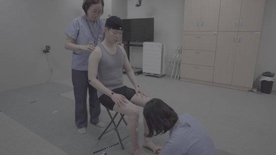 분당서울대병원 동작분석실 '디딤'에서 이태윤 기자가 법보행분석을 위해 표지자 등을 몸에 부착하고 있다. [중앙포토]