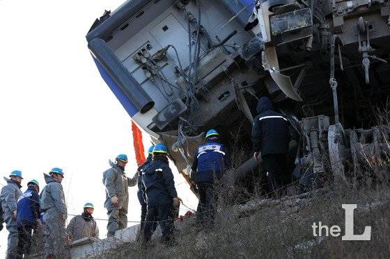 코레일 직원들이 8일 KTX열차 탈선사고 현장에서 복구작업을 하고 있다. 2018.12.8/뉴스1 <저작권자 © 뉴스1코리아, 무단전재 및 재배포 금지>