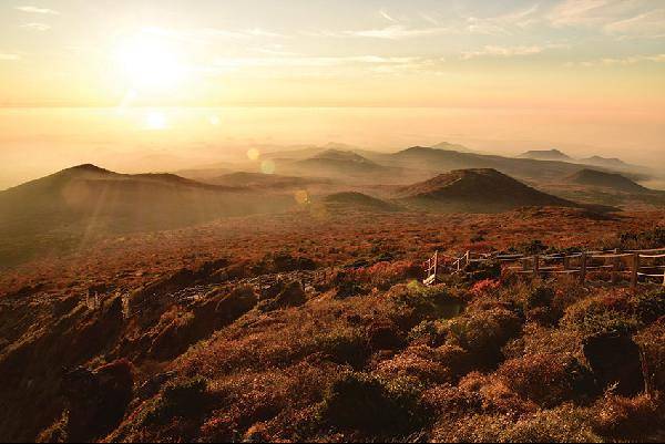 [월간산]한라산 영실 탐방로에서 맞은 일몰. 푸른 바다가 서서히 붉게 물들고 있다.