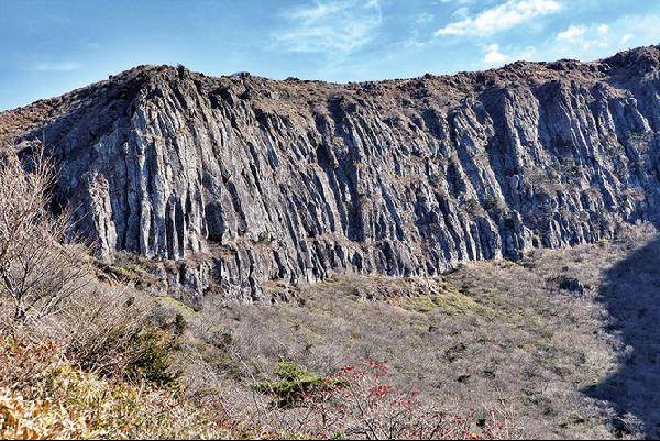 [월간산]한라산 영실 병풍바위는 화산폭발 당시 분출한 용암들이 굳어 주상절리로 남은 모습을 그대로 보여 주고 있다.