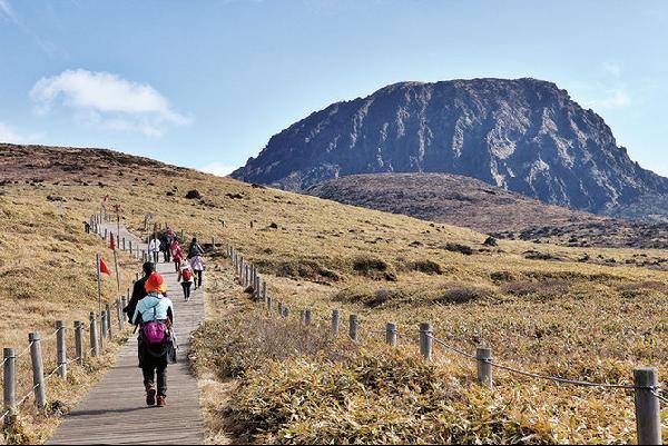 [월간산]윗세오름에서 한라산 백록담을 향해 가고 있다. 이 부근이 옛날 칠성대로 부르는 장소로 추정된다.