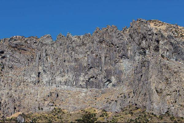[월간산]한라산 백록담 남벽의 주상절리가 무등산같이 그대로 드러나 있다.