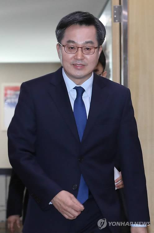 장관실 나서는 김동연 부총리 (세종=연합뉴스) 이진욱 기자 = 김동연 경제부총리 겸 기획재정부 장관이 10일 오전 정부세종청사에서 직원들과 마지막 인사를 하기 위해 장관실을 나서고 있다.     cityboy@yna.co.kr  (끝)