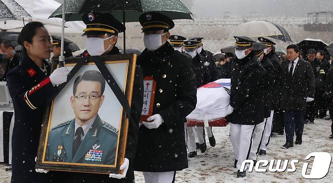 세월호 참사 관련 유가족을 사찰한 혐의로 검찰 수사 중 투신해 숨진 고 이재수 전 기무사령관의 안장식이 11일 오전 국립대전현충원에서 엄수됐다. 이날 고인의 영현이 장군 2묘역으로 들어오고 있다. 2018.12.11/뉴스1 © News1 주기철 기자