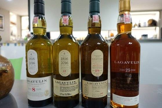 피트향 가득한 라가불린. 아주 좋아하는 위스키지만, 첫 잔으로 마시는 일은 잘 없다. [사진 김대영]