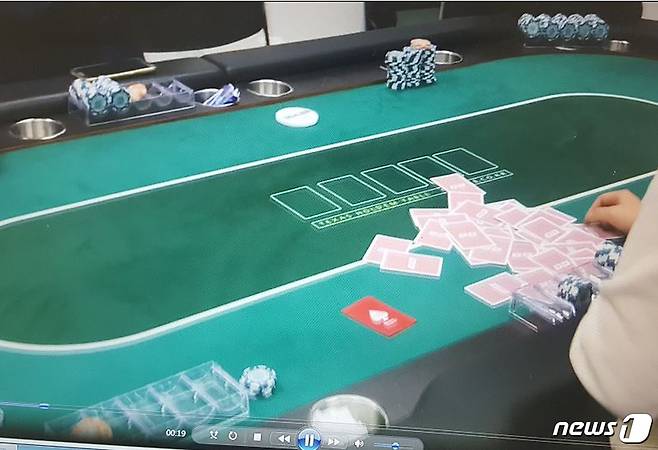 도박 당시 사용한 카지노 테이블 및 카드© News1