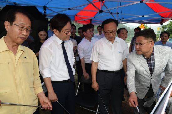 지난 8월 동두천 신천을 찾은 이재명 경기도지사(중앙)가 현장 담당자로부터 설명을 듣고 있다.