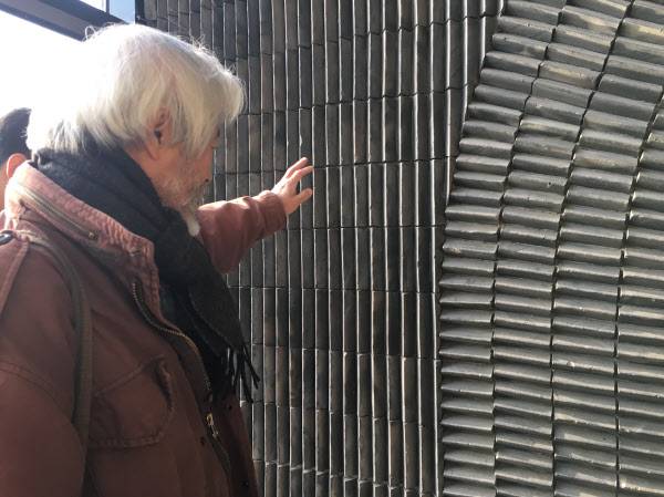 김중업 건축가와 함께 육군박물관을 설계한 곽재환 칸건축 대표가 박물관의 외벽 삼각벽돌에 대해 설명하고 있다. /김리영 기자