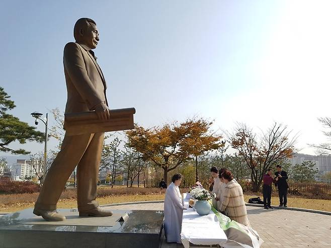 지난해 11월14일 경북 구미시 상모동 박정희 전 대통령 생가 일대에서 열린 박 전 대통령 탄신제에서 사람들이 박 전 대통령 동상 앞에 생일상을 차리고 있다. 김일우 기자 cooly@hani.co.kr
