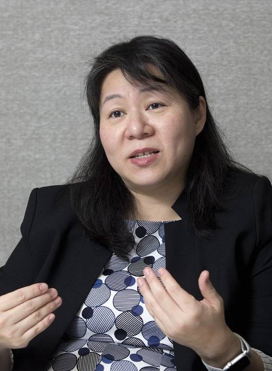 성추문 등으로 논란을 겪은 우버는 3월 한국계 여성인 이보영씨를 최고다양성책임자(CDO)로 임명했다. 지난 4일 방한한 이씨는 중앙일보와의 인터뷰에서 "한국계 이민자, 아시안 여성인 내가 미국 사회의 다양성 보여주는 좋은 케이스"라고 말했다. 실제로 미국 기업들 중 이씨처럼 아시아 이민자 여성이 최고위 임원인 경우는 찾아보기 힘들다. [사진 우버]