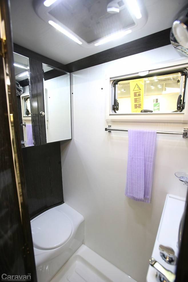 넓은 샤워실 겸 화장실