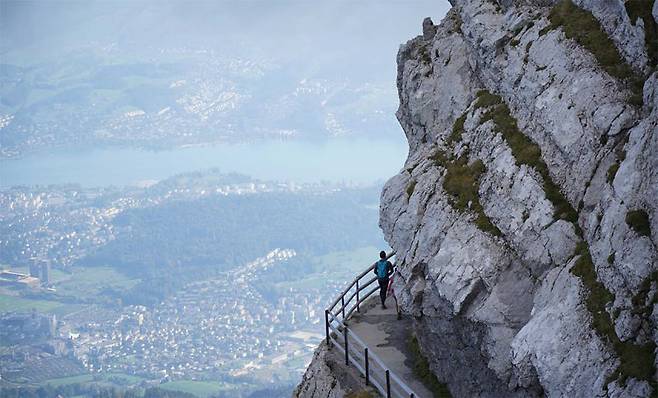 루체른이 한눈에 들어오는 필라투스 전망대의 산책길