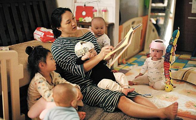 한 살 차이 정형규·민보라씨 부부는 네 살짜리 첫딸(맨 왼쪽)에게 동생을 만들어주려다 작년 5월 네 쌍둥이를 자연임신했다. “어떻게 키웠는지 기억이 안 날 만큼 정신이 없었다”고 했다. /민보라씨 제공