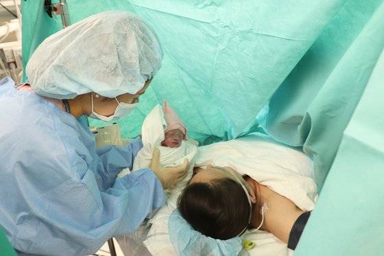 12일 오후 서울아산병원 분만실에서 네쌍둥이를 출산한 김소정씨가 출산 직후 아기와 처음으로 마주했다. [사진 서울아산병원]