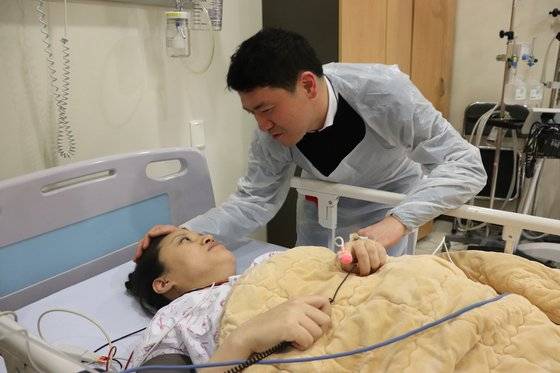 12일 오후 남편은 네쌍둥이 출산 후 회복중인 산모와 첫 면회 중이다 [사진 서울아산병원]