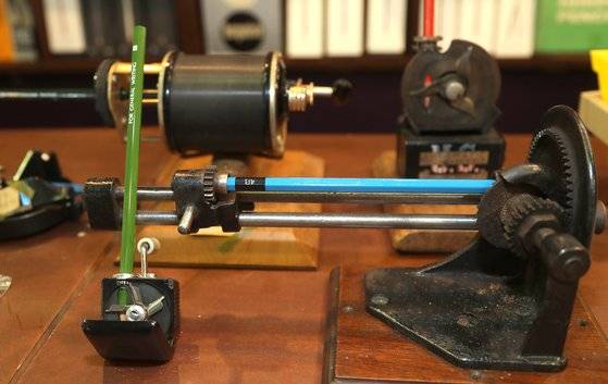 작은 연필가게 흑심이 전시한 1980년대 체코에서 사용하던 연필깍이 도구. 최승식 기자