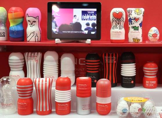 일본 성인용품 텐가의 상품들. 외관만 보면 마치 장남감이나 음료수 용기로 보이기도 한다. 최승식 기자