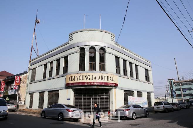 구 회신백화점 건물로 널리 알려져 있는 김영자화실 건물. 일제강점기 당시 목포 지역에서 동아부인상회와 함게 대표적인 판매시설로서 당시 건물로서는 특이하게 철근콘트리트 라멘조로 건축했다.