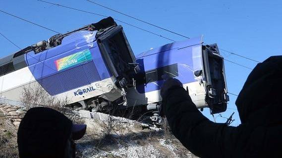 지난 8일 오전 강원 강릉시 강릉역을 출발해 진부역으로 향하던 서울행 KTX 열차가 탈선하는 사고가 발생했다. 기관차 등 앞 2량은 선로를 완전히 이탈해 선로 옆 전신주를 들이받았다. 이 사고로 승객과 직원 포함, 16명이 다쳤다./국토교통부 제공