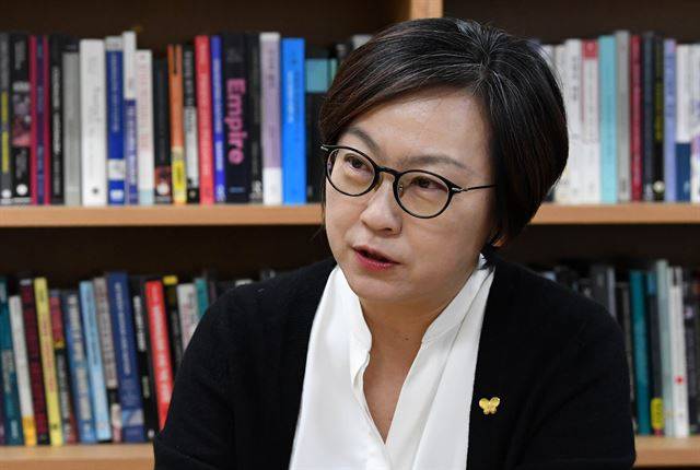 스물 셋, 이른 나이에 결혼이란 인생의 새로운 막을 연 이나영 교수. 그런데 진짜 새로운 세계, 페미니스트로서의 삶에 들어가는 관문이 됐다. 그는 왼쪽 가슴에 일본군 ‘위안부’ 피해자 할머니들에게 보내는 연대와 지원의 뜻이 담긴 나비 배지를 달고 있었다. 서재훈 기자