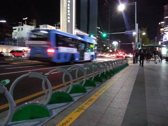 13일 서울시청 앞 따릉이 정류장이 텅 비어있다.   /변재현 기자