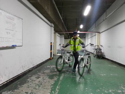 정승만 반장이 따릉이를 배송 차량에 싣기 위해 옮기고 있다.  /변재현 기자