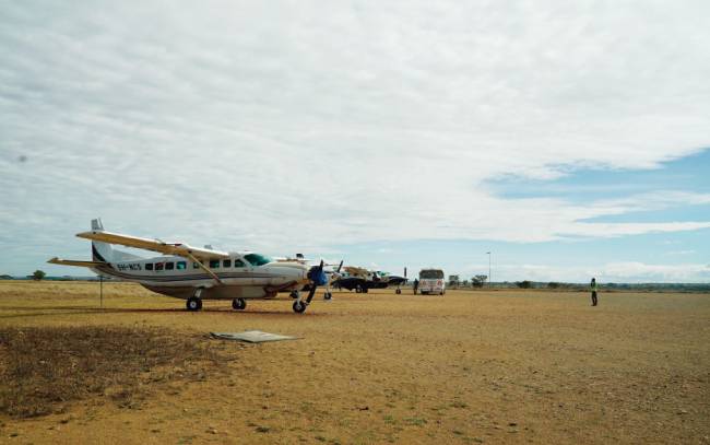 아프리카 대륙에 도착한 이후 경비행기가 주요 이동수단이 됐다.