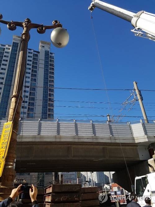 부산도시철도 전력공급선 건드린 크레인 (부산=연합뉴스) 14일 오전 11시 14분께 부산 금정구 부산도시철도 1호선 장전역 인근에서 크레인 쇠줄이 전동차 전력공급선(가운데 가장 위 전선)을 건드리는 바람에 전동차 운행이 4분여간 지연됐다. 사진은 전력공급선을 건드린 크레인 쇠줄 모습. 2018.12.14 [부산교통공사 제공] wink@yna.co.kr