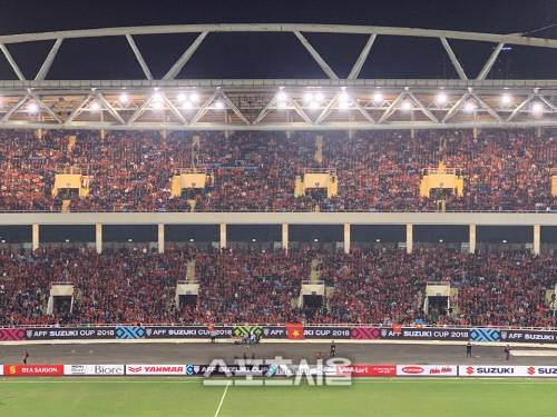 15일 베트남 하노이 미딩 경기장에 4만 관중이 꽉 들어찼다. 하노이 | 정다워기자