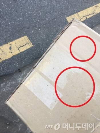 통상 박스는 이렇게 포장이 남은 채 버려진 경우가 많았다. 이를 그대로 손수레에 실으면, 몇 개 담지 못한다. 그래서 테이프를 다 뜯어야 하는데, 노하우가 있다. 빨간색 동그라미 부분을 주먹으로 쿵쿵 치면, 테이프와 상자 간 틈새가 벌어진다. 쉽게 뜯을 수 있다. 최진철씨(55)에게 배웠다./사진=남형도 기자 왼손
