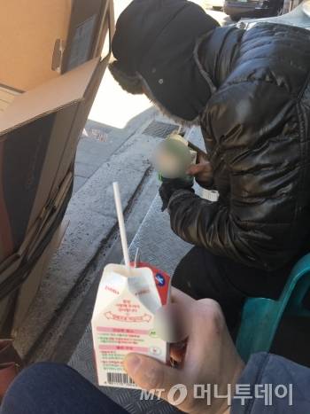아침도 안 먹은, 기자와 최진철씨(55)의 첫 끼니는 다름 아닌 우유였다. 편의점 플라스틱 의자에 앉아 같이 우유 한 잔 했다. 이빨이 안 좋은 최씨는 음식을 잘 못 먹는다고 했다. 실제로 보니, 누렇게 변한 치아가 반토막 나 있었고, 어금니도 몇 개 없었다. 치과 치료를 받을 돈이 없다고 했다./사진=남형도 기자