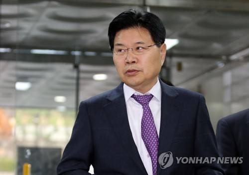 사학재단 비리 의혹 첫 재판 출석하는 홍문종 [연합뉴스 자료사진]