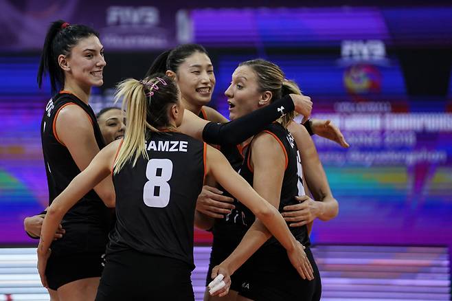 ▲ 김연경(가운데)과 엑자시바쉬 선수들 ⓒ FIVB 제공