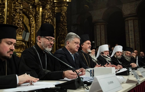 종교회의에 참석한 우크라이나 정교회 성직자들과 페트로 포로셴코 대통령(왼쪽서 세 번째) [타스=연합뉴스]