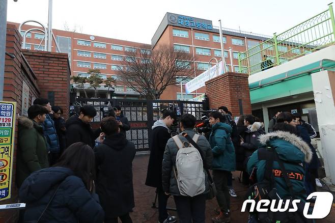 18일 강원 강릉시의 한 펜션에서 개인체험학습에 참여한 서울 은평구 대성 고등학교 남학생 10명이 단체로 숙박하던 중 숨지거나 의식을 잃은 채로 발견됐다. 사진은 은평구 대성 고등학교 전경. 경찰에 따르면 이날 오후 1시 14분쯤 펜션 주인이 거실 등에서 쓰러져 있는 이들을 발견, 신고했다. 오후 3시 현재 3명이 숨지고 7명은 의식불명으로 일부는 위독한 것으로 알려졌다. 2018.12.18/뉴스1 © News1 박정호 기자