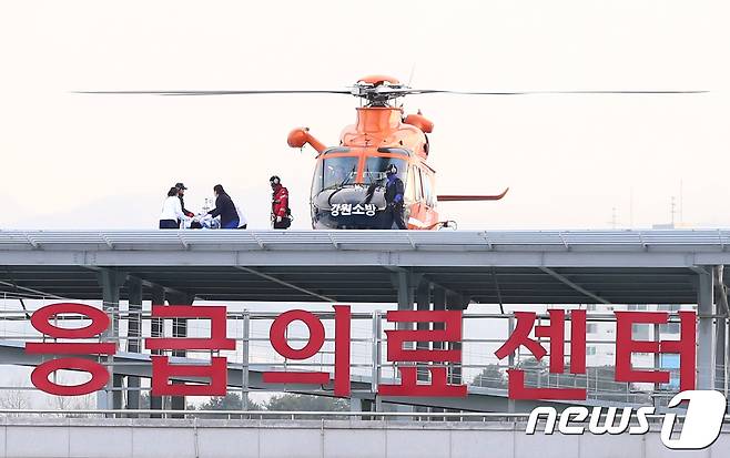 18일 오후 강원 강릉시 한 펜션에서 숙박 중 숨지거나 의식을 잃은 채로 발견된 고교생 10명 중 생존자들이 소방이 헬기를 통해 원주세브란스기독병원 응급실로 이송되고 있다. 2018.12.18/뉴스1 © News1 노정은 기자