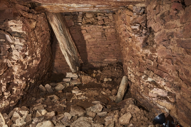 발굴 과정에서 촬영한 함안 말이산 13호분 무덤방 내부. 1918년 일본학자 야쓰이 세이이쓰가 먼저 발굴해 유물 상당수를 수습한데다, 그 전후 수차례 도굴당해 지금까지 남아있는 유물은 별로 없다.