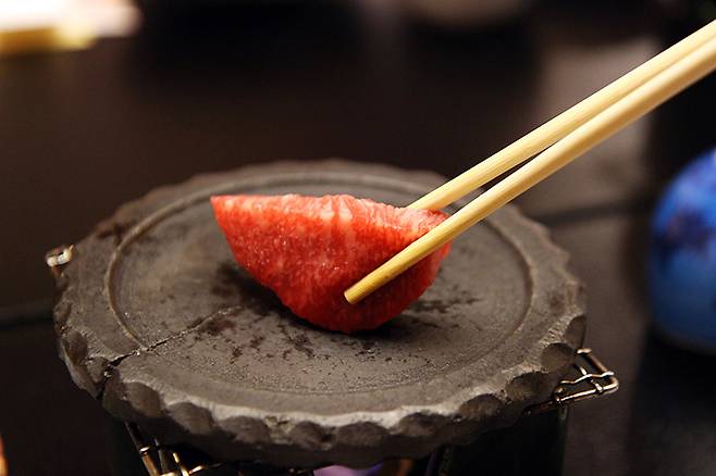 예로부터 간사이 지역의 젖줄로 불린 비와코 호수 주변은 물산도 풍부하기로 이름났다. 오미규 소고기와 민물고기로 재료로 쓴 가이세키요리는 꼭 먹어봐야할 코스 중 하나.