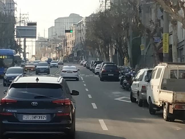 [사진설명=중구인근 대로변에 차량들이 주정차돼 있는 모습]