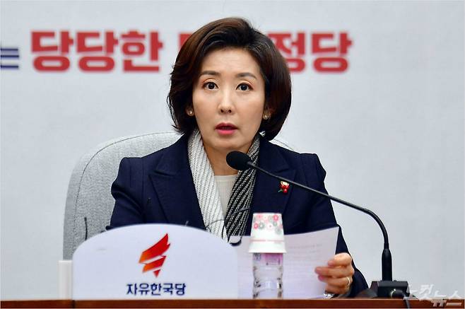 자유한국당 나경원 원내대표가 18일 오전 국회에서 열린 원내대책회의에서 모두발언을 하고 있다. (사진-윤창원기자)