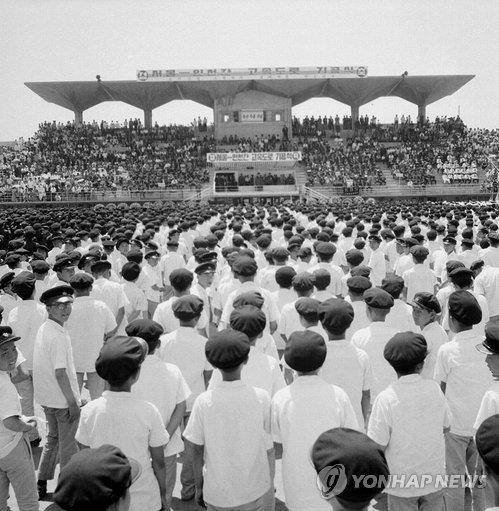 착공한 지 두 달여 만인 1967년 5월 27일 인천공설운동장에서 경인고속도로 기공식이 열리고 있다. [국가기록원 제공]