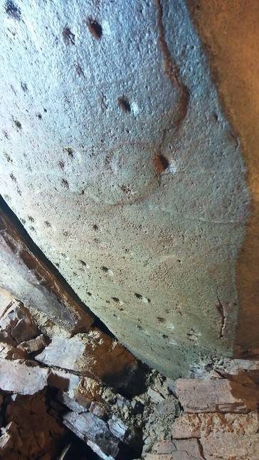 성혈이 새겨진 덮개돌판이 무덤방의 벽면에 걸쳐있는 모습이다. 조사단은 벽면에 붙은 돌판 가장자리에 성혈이 새겨지지 않았고, 돌판 위치도 무덤천장 한가운데라는 점 등을 들어 당대 가야인들이 무덤주인을 위해 의도적으로 만든 별자리 작품일 것이란 견해를 내놓았다.