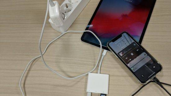 극단적으로는 위 사진과 같은 충전도 가능하다. (사진=지디넷코리아)