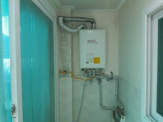 강릉 사고 펜션 보일러 모습. 보일러에 시공표지판이 붙어 있지만 정보는 기록돼 있지 않아 불법으로 설치된 것으로 보인다. [사진 강릉소방서]