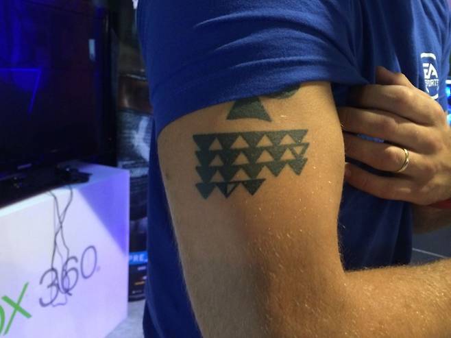 ▲ 알렉산더 구스타프손은 존 존스에게 지고 역삼각형 문신의 반만 색칠했다.