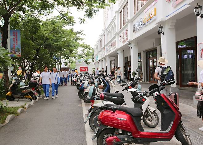 전기 스쿠터 덕분에하이난엔 매연과 소음이 없다