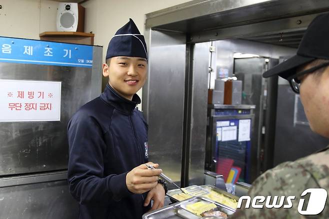 세종대왕함 조리병인 원형석 상병이 지난 21일 아침식사 시간에 장병들에게 배식을 하고 있다. 2018.12.23/뉴스1 © News1 성도현 기자